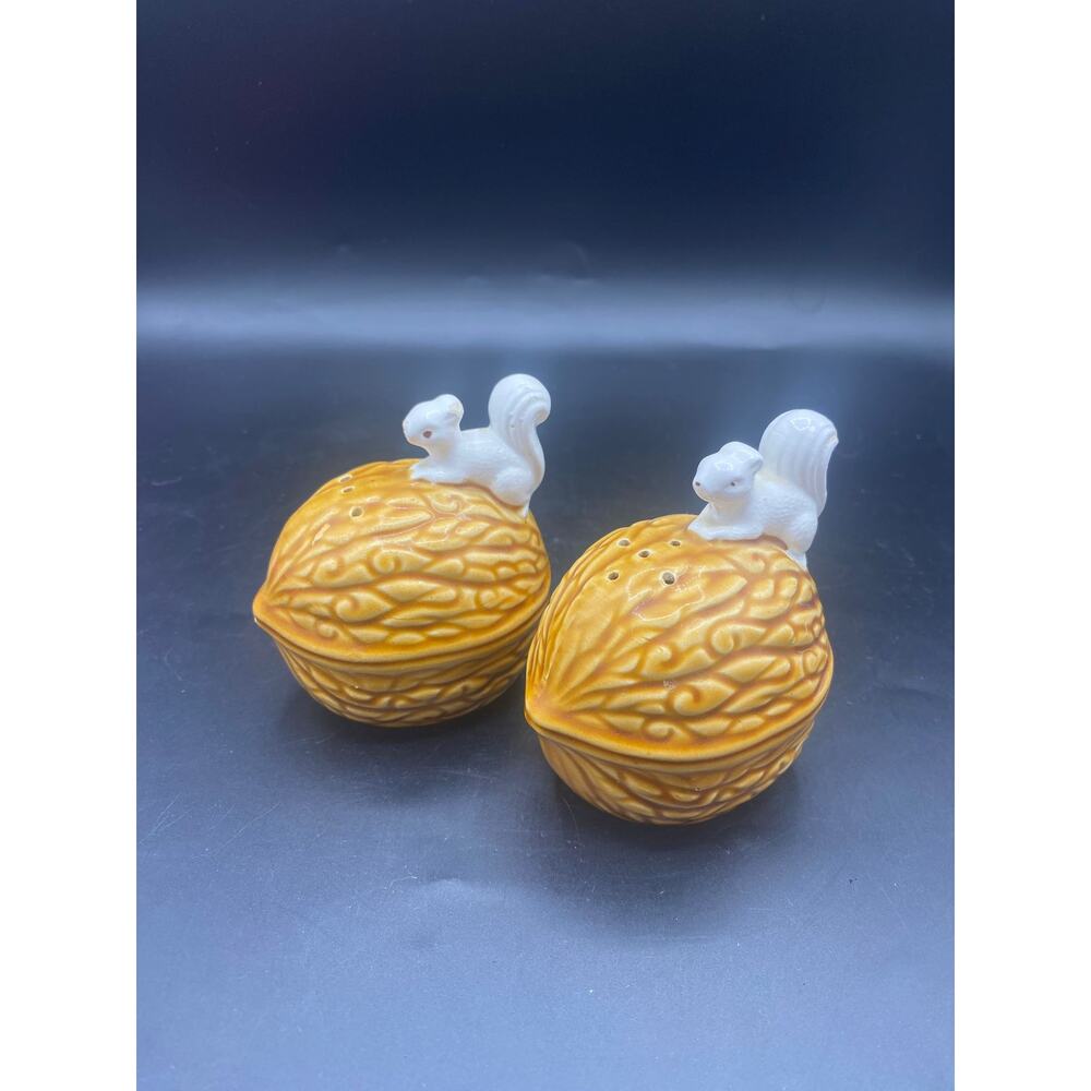 Vintage Enesco White Squirrels on Walnuts Nuts E4155 Salt & Pepper Shakers - Picture 6 of 10